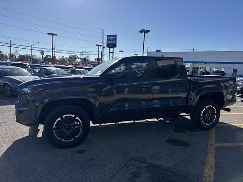 Used 2025 Toyota Tacoma TRD Sport image 4