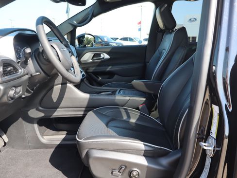 Used 2025 Chrysler Pacifica Limited FWD image 9