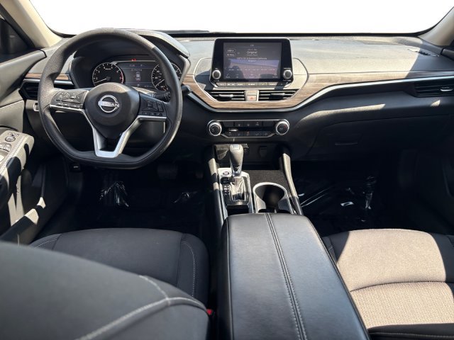 Used 2024 Nissan Altima 2.5 SV FWD image 14