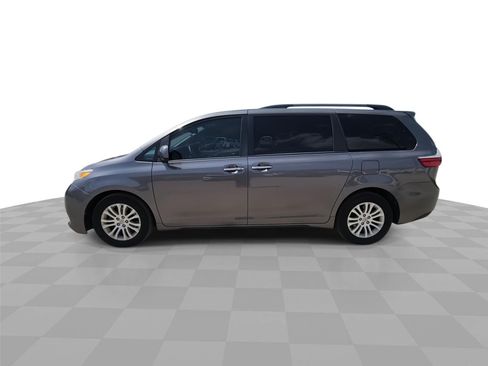 Used 2017 Toyota Sienna XLE Premium FWD image 5