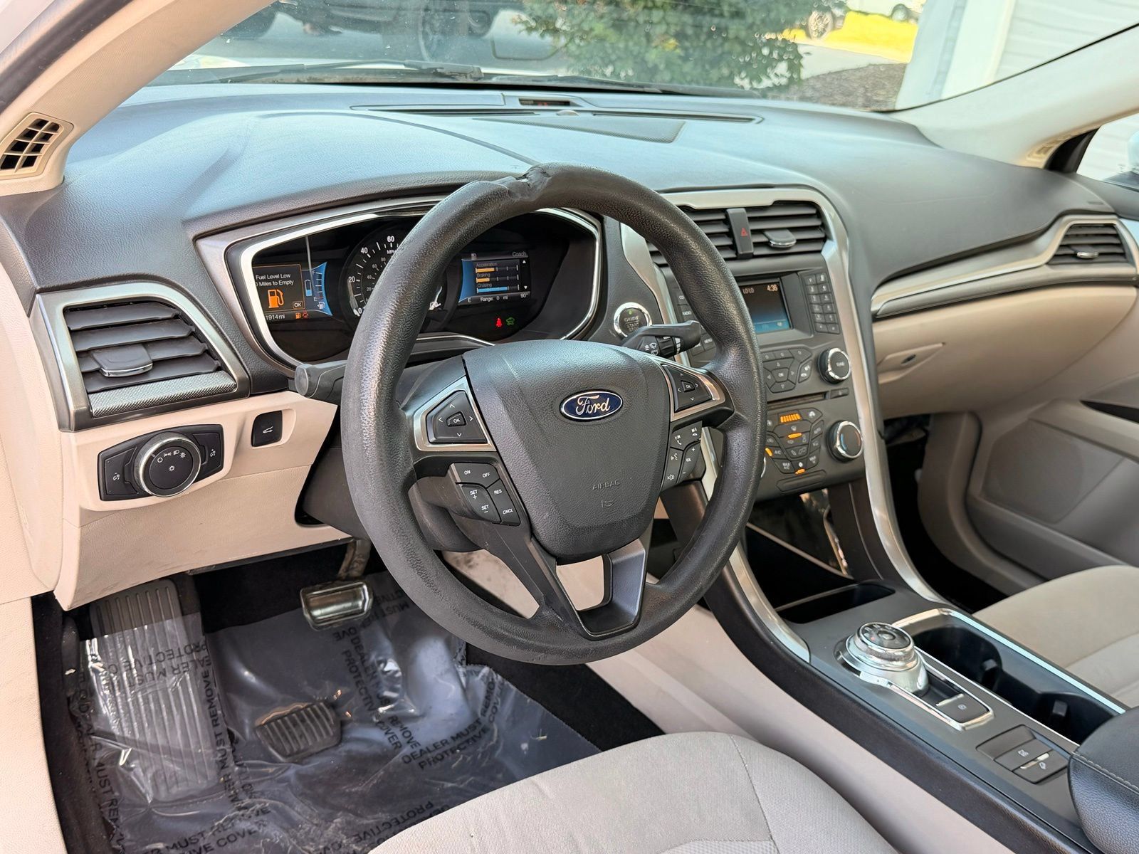 Used 2017 Ford Fusion SE FWD image 14