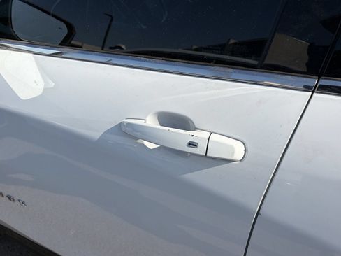 Used 2018 Chevrolet Equinox LT w/ Sun & Infotainment Package FWD image 11