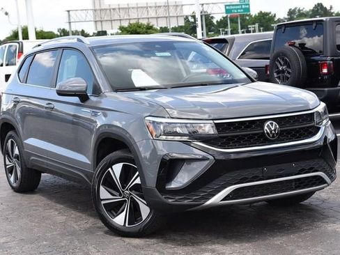 Used 2023 Volkswagen Taos SE AWD/4WD image 2