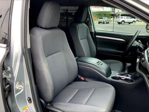 Used 2018 Toyota Highlander LE image 8