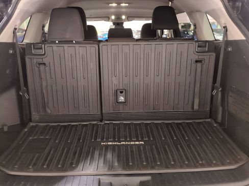 Used 2022 Toyota Highlander L image 13