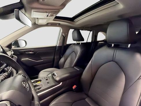 Certified 2025 Toyota Highlander XLE FWD image 20