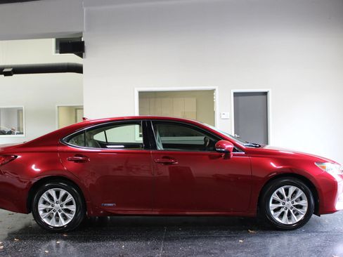 Used 2013 Lexus ES 300h w/ Luxury Pkg FWD image 2