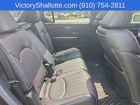 Used 2025 Honda Pilot Black Edition image 39