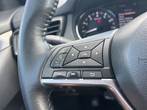 Used 2018 Nissan Rogue SV FWD image 17