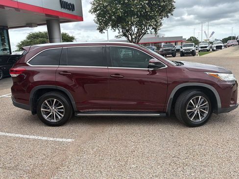 Used 2017 Toyota Highlander XLE FWD image 2