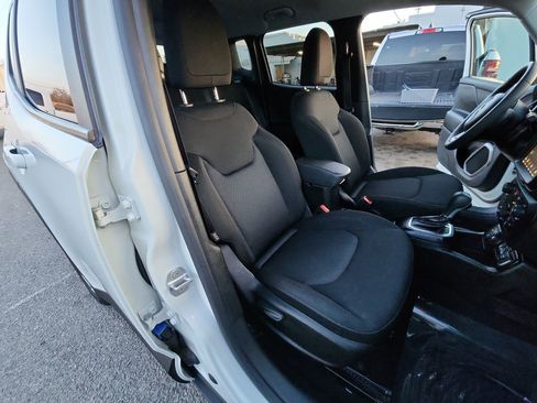 Certified 2023 Jeep Renegade Latitude image 25