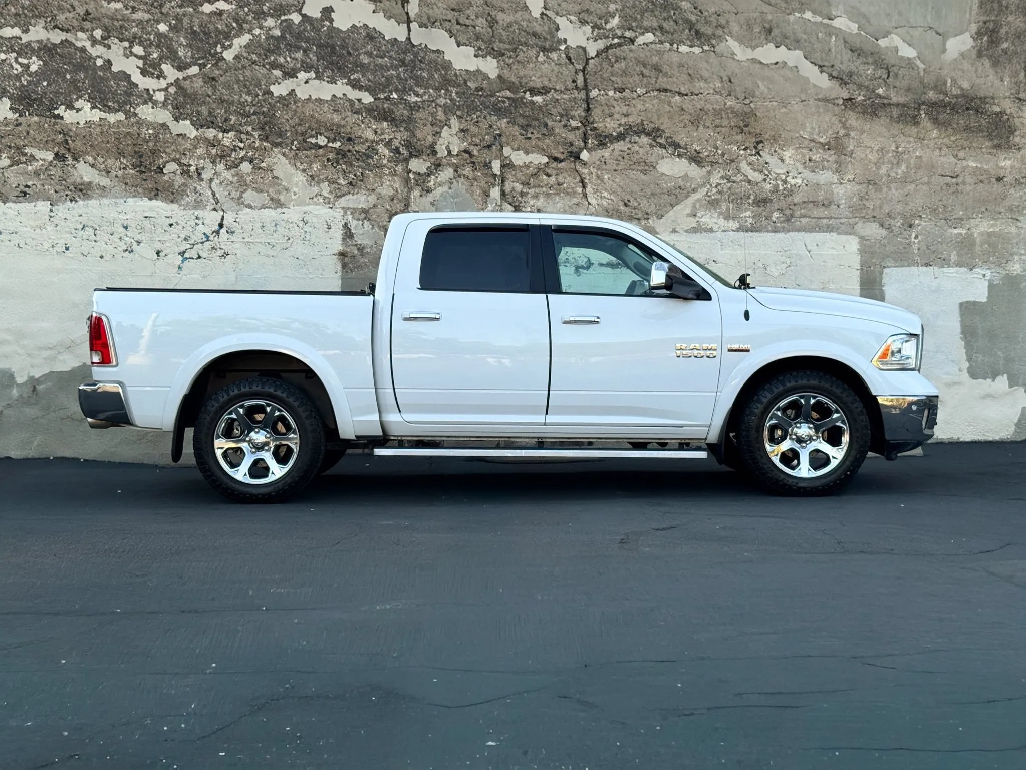 Used 2017 RAM 1500 Laramie w/ Convenience Group AWD/4WD image 5