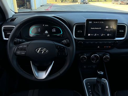 Used 2025 Hyundai Venue SEL image 13