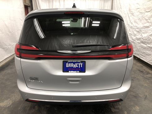 Certified 2024 Chrysler Pacifica Touring-L image 9