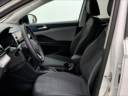 Used 2023 Volkswagen Taos SE w/ Panoramic Sunroof Package FWD image 8