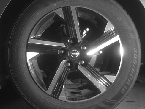 Used 2025 Nissan Sentra SV FWD image 14