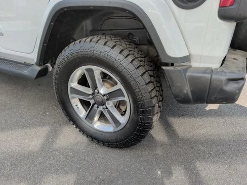 Used 2018 Jeep Wrangler Unlimited Sahara AWD/4WD image 17