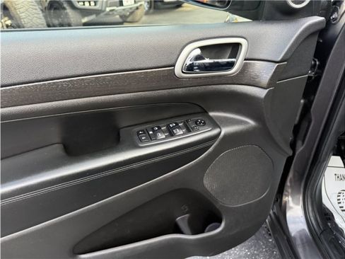 Used 2018 Jeep Grand Cherokee Altitude image 16