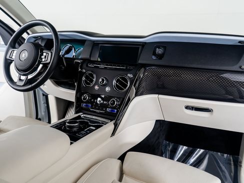 Used 2023 Rolls-Royce Cullinan Black Badge image 32