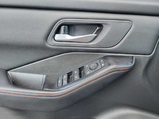 Used 2025 Nissan Rogue SV AWD/4WD image 12