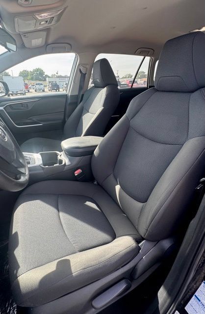 Used 2022 Toyota RAV4 LE AWD/4WD image 8
