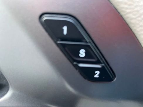 Used 2023 Chrysler Pacifica Touring-L FWD image 3