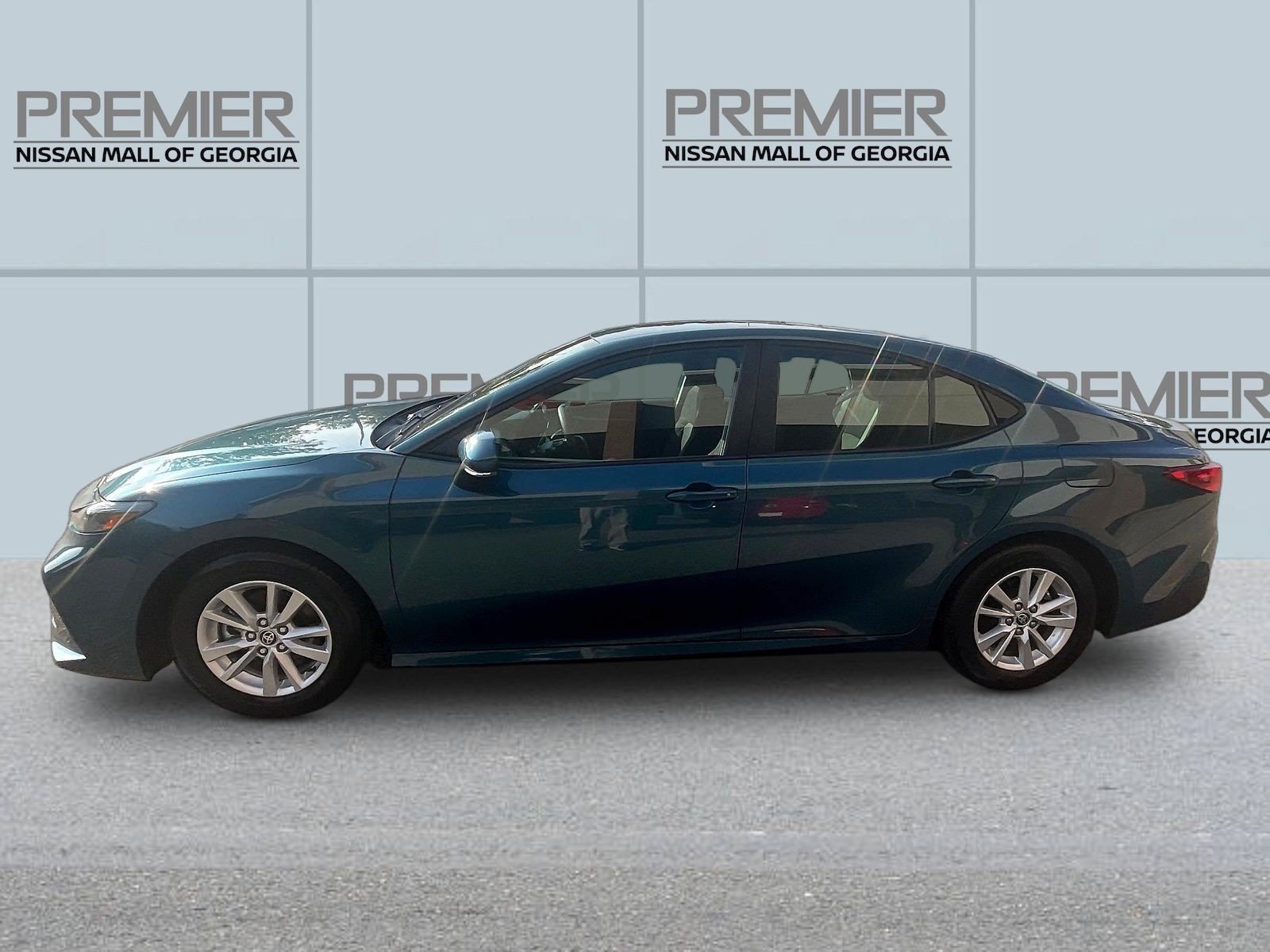 Used 2025 Toyota Camry LE FWD image 4