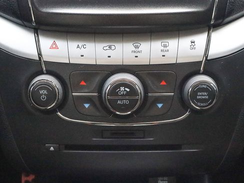 Used 2019 Dodge Journey SE image 21