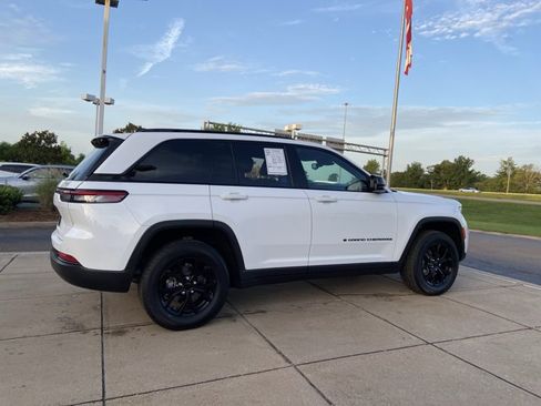 Used 2024 Jeep Grand Cherokee Altitude RWD image 12
