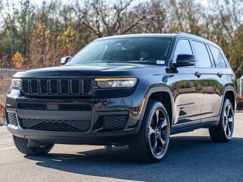 Used 2023 Jeep Grand Cherokee L Laredo image 3