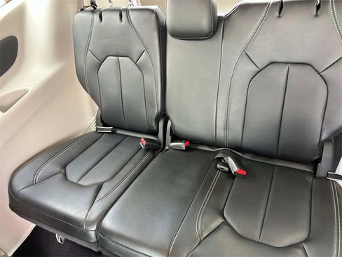 Used 2024 Chrysler Pacifica Touring-L image 12