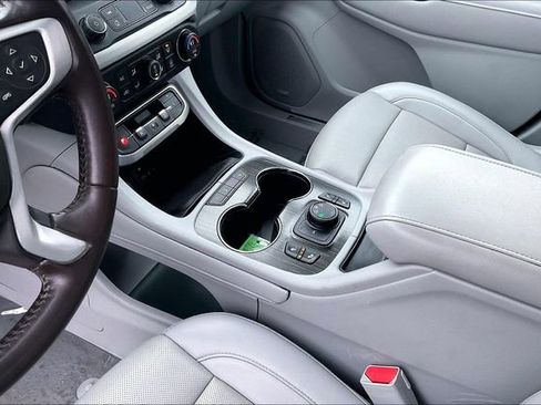 Used 2022 GMC Acadia SLT image 17