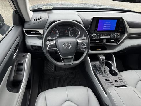 Certified 2023 Toyota Highlander XLE image 19