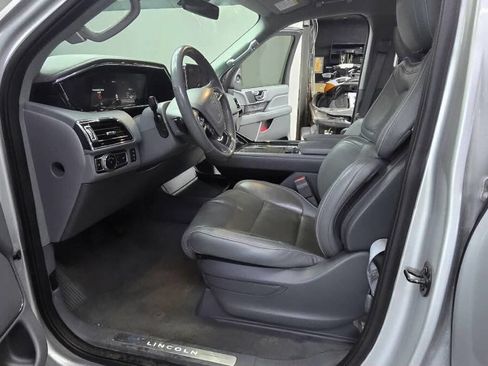 Used 2019 Lincoln Navigator Select image 9