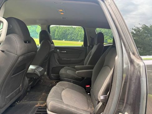 Used 2015 Chevrolet Traverse LT w/ Style and Technology Package FWD image 8