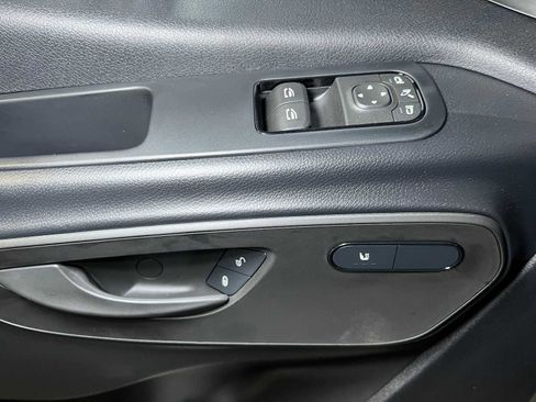 Used 2025 Mercedes-Benz Sprinter 2500 image 18