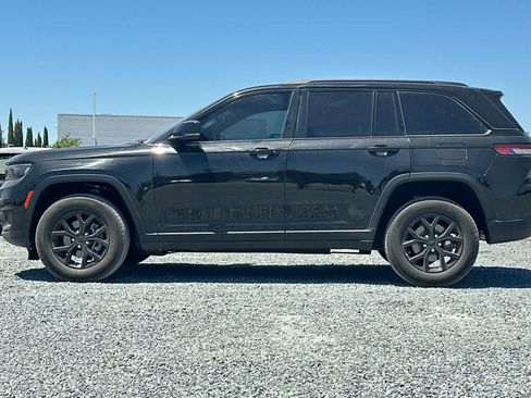 Used 2024 Jeep Grand Cherokee Altitude RWD image 6