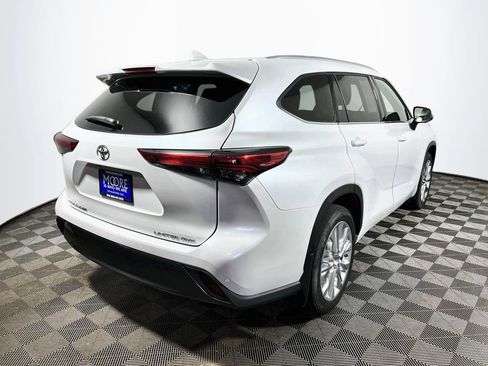Certified 2023 Toyota Highlander Limited AWD/4WD image 7