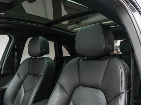 Certified 2025 Porsche Macan image 5