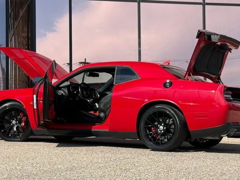 Used 2015 Dodge Challenger SRT w/ Technology Group RWD image 28