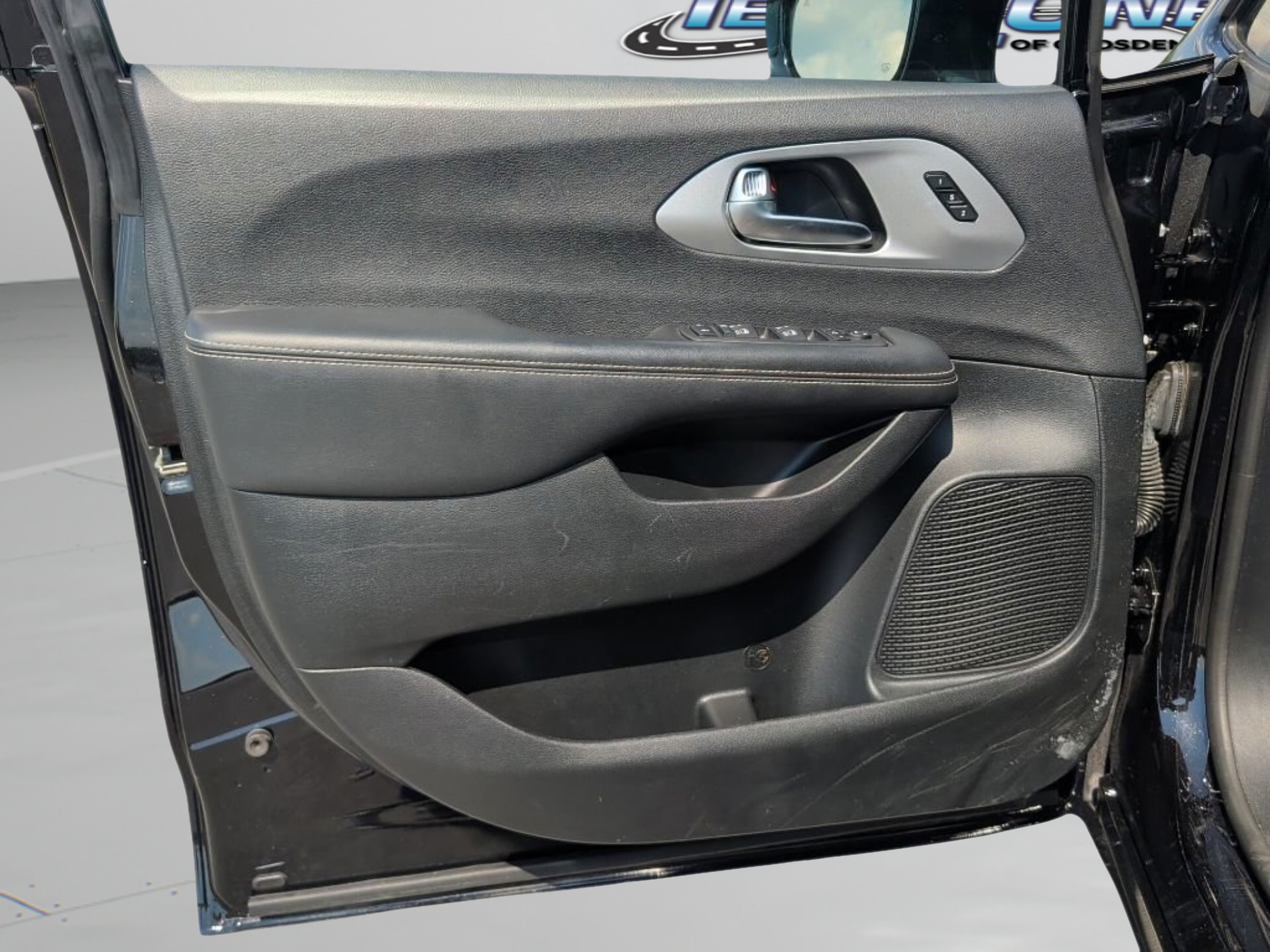 Used 2025 Chrysler Pacifica Limited FWD image 16