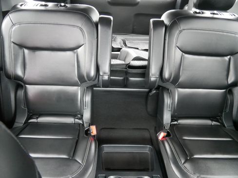 Used 2021 Ford Explorer XLT w/ Equipment Group 202A AWD/4WD image 13