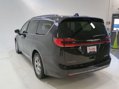 Used 2023 Chrysler Pacifica Limited image 5