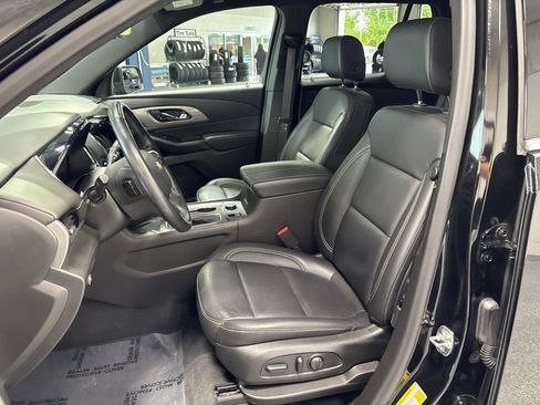 Used 2023 Chevrolet Traverse LT w/ LT Premium Package AWD/4WD image 9