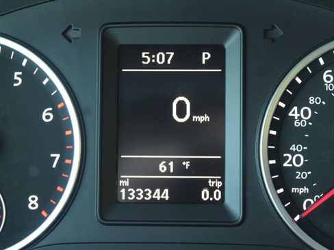 Used 2017 Volkswagen Tiguan S image 5