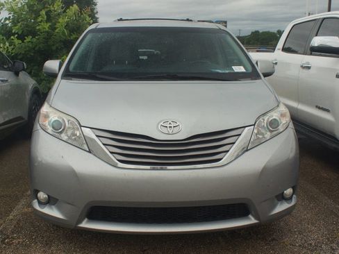 Used 2015 Toyota Sienna XLE w/ XLE Navigation Package FWD image 5