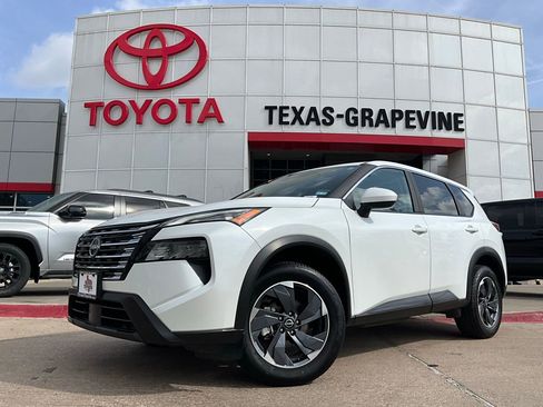 Used 2025 Nissan Rogue SV image 2