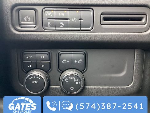 Used 2023 Chevrolet Suburban Premier image 33