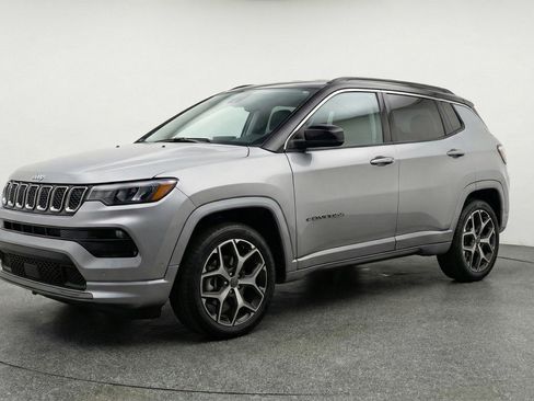 Used 2025 Jeep Compass Limited image 3