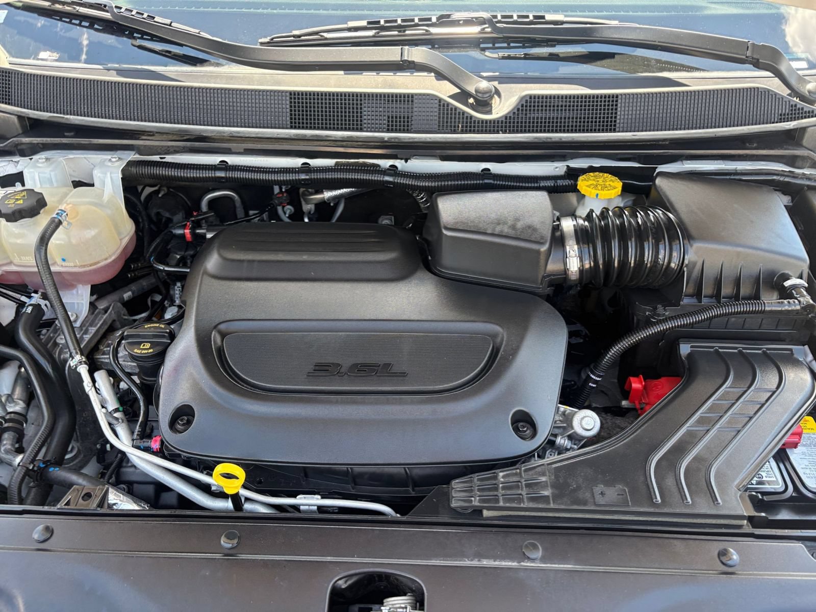 Used 2025 Chrysler Pacifica Limited FWD image 36
